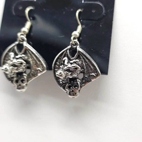 Lindenwold Silver Tone 3D Bat Flying With Skull Stranger Things Halloween - Picture 2 of 4